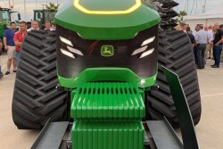 Photos of a John Deere concept tractor were posted by a French dealer.