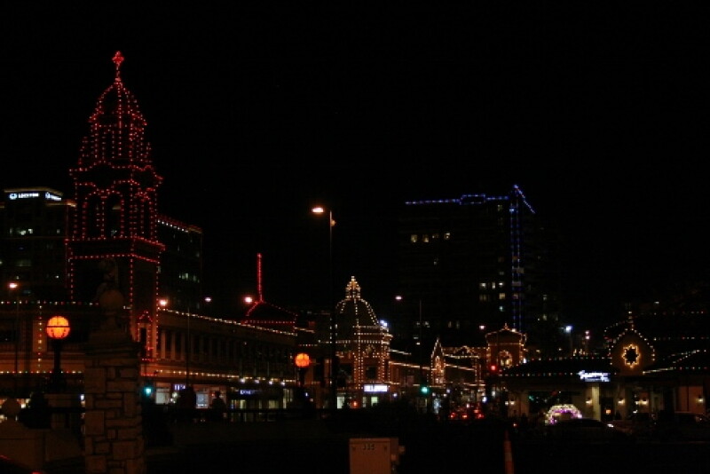 The location, on Kansas City’s Plaza shopping district provides a festive holiday atmosphere and shopping opportunities.
