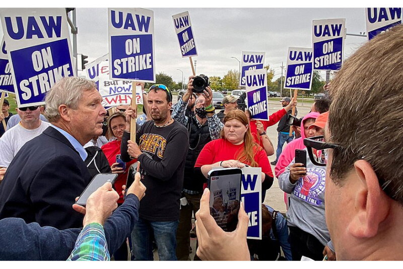 U.S. Department of Agriculture USDA Secretary Tom Vilsack met with the men and women of United Auto Workers Local 450 as they continue their fight for a fair wage, better benefits, and a secure retirement at the John Deere Des Moines Works, in Ankeny, Iowa, on October 20, 2021. USDA Photo by Lance Cheung.