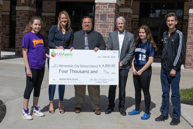 USApple board chairwoman Kaari Stannard, president of New York Apple Sales, presents the Rensselaer City School District with a 2019 Apples4Ed grant.