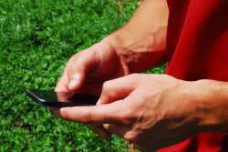 farmer-smartphone-use