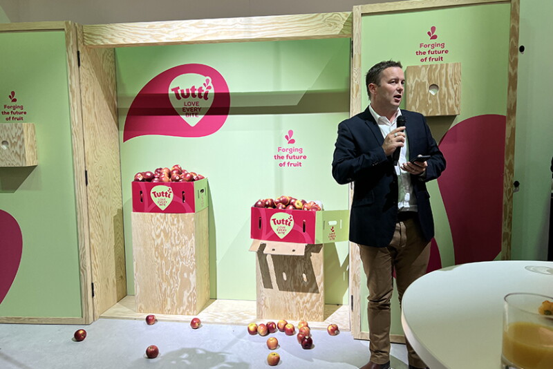 Morgan Rogers, VentureFruit’s general manager, reveals the Tutti apple at Fruit Logistica 2023.