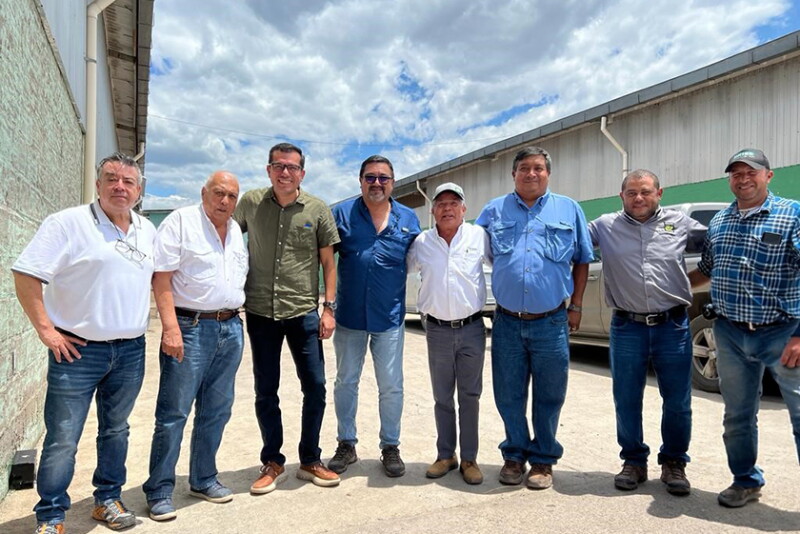 Rodolfo Leyva of Enza Zaden stands with Amado Suazo of Expo 7, representatives of Ahern Seeds, and members of the integrated team supporting Enza Zaden’s Central American integration.
