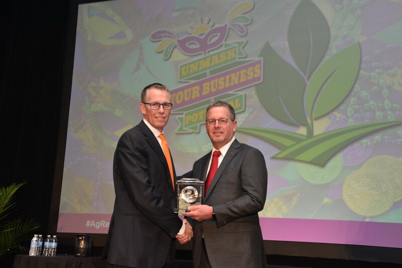 Troy Johnson of Wilbur-Ellis transfers the chairperson role of the Ag Retailers Association to Rod Wells of Growmark.