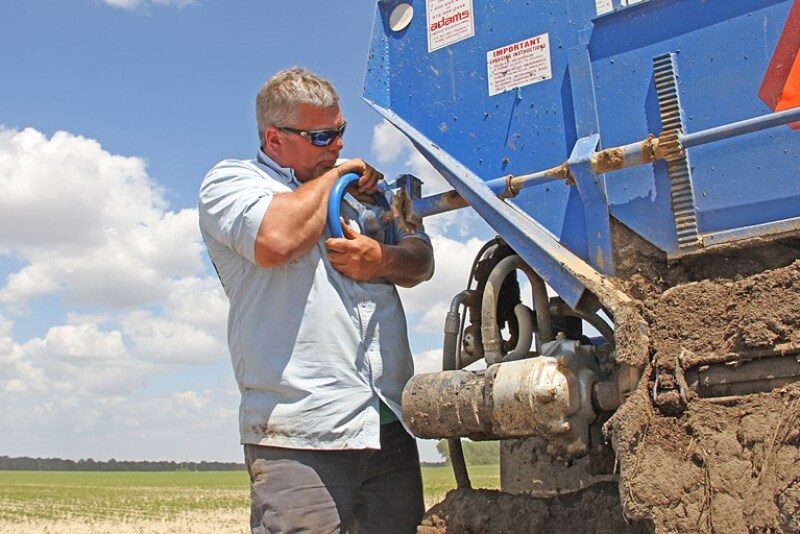 Mike McGregor changes the spread rate on a litter buggy. “Growers that have used litter for years don’t continue because it doesn’t pay; they’re still putting it on because it brings results.”