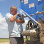 Mike McGregor changes the spread rate on a litter buggy. “Growers that have used litter for years don’t continue because it doesn’t pay; they’re still putting it on because it brings results.”