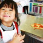 Spotlight-Girl_and_Pizza