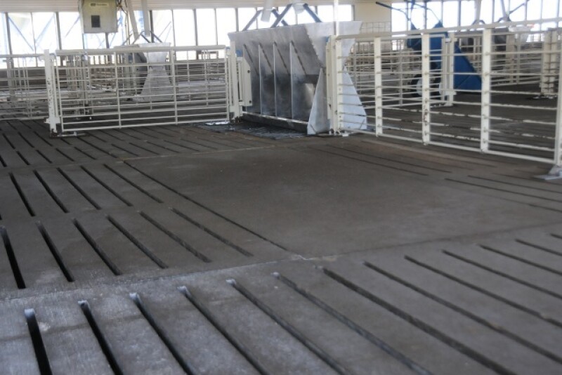 interior_hog_barn-hog_pins_(2)