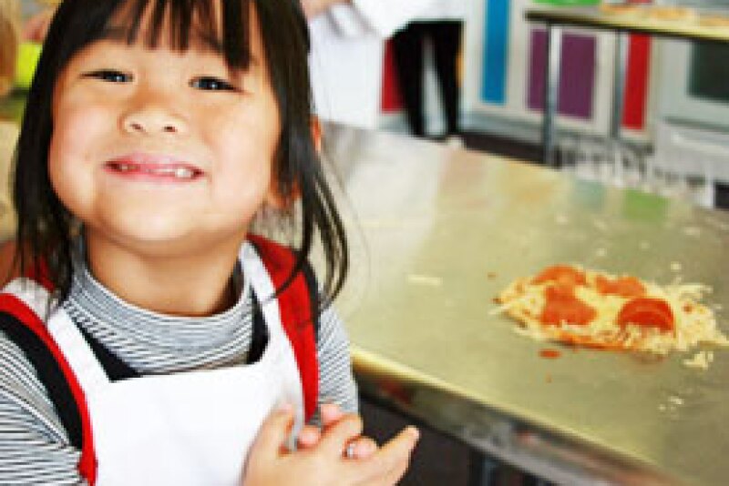 Spotlight-Girl_and_Pizza