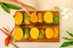 Halved mangoes on a serving tray