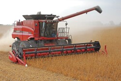 If a different platform is used on a combine than in previous harvests, match the cross-auger’s flighting to the combine’s feeder house opening.