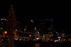 The location, on Kansas City’s Plaza shopping district provides a festive holiday atmosphere and shopping opportunities.