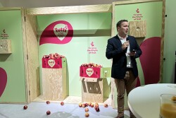 Morgan Rogers, VentureFruit’s general manager, reveals the Tutti apple at Fruit Logistica 2023.