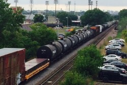 train_with_oil_cars_in_minnesota_august_2014