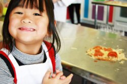 Spotlight-Girl_and_Pizza