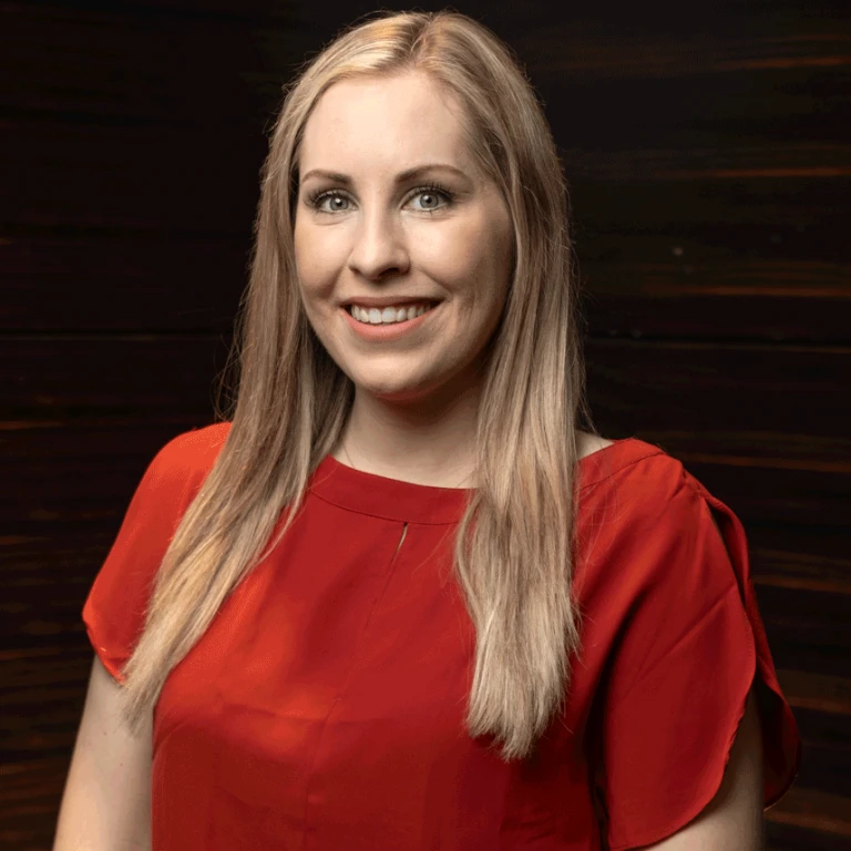 Lynsee-Gibbons-Headshot.png