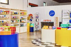 Yes! Apples are displayed under the blue dot on the wall at the Williamsburg, Brooklyn, Pop Up Grocer location in New York City.