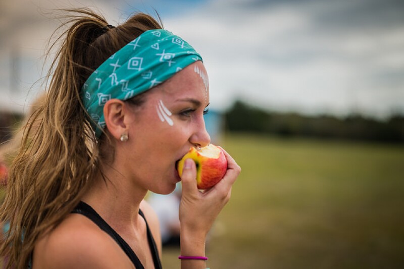 A Wanderlust 108 attendee enjoys an apple at a 2017 event in Austin, Texas, the first such event in which Rainier Fruit participated.