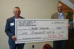 Drs. Eric Behlke (left) and Holt Tripp competed in the 5-K run, motivated by a $6,000 donation to the Amstutz Scholarship from Feedlot Health founder Dr. Kee Jim.